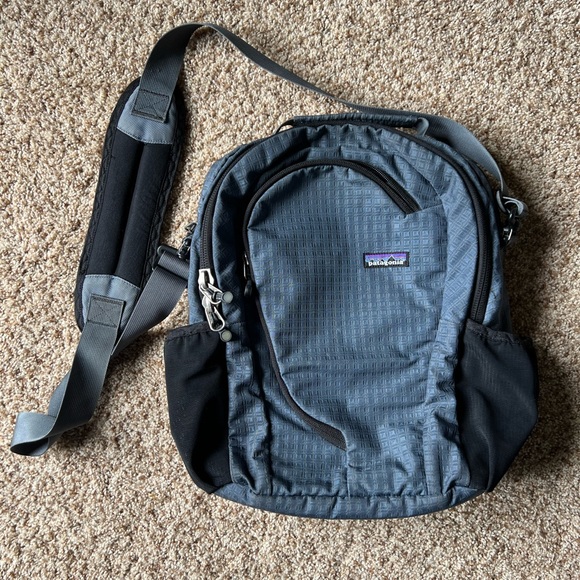 Patagonia Other - Vintage Patagonia Lightwire messenger laptop bag. In a blue gray color.
